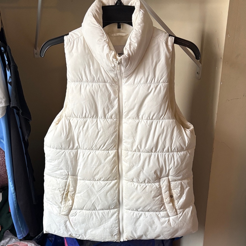 Old Navy Women's Cream Puffer Vest